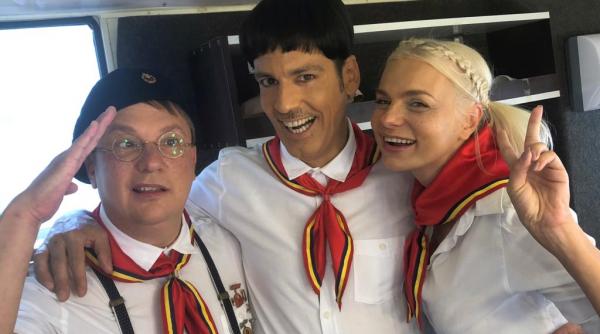 stefan banica si marius florea vizante imbraca din nou uniforma de pionier in serialul de comedie liber ca pasarea cerului