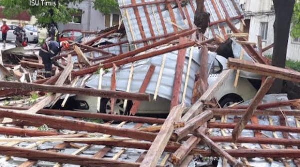rupere de nori la timisoara ploaie torentiala grindina si vijelie in sambata mare furtuna a distrus acoperisuri si a doborat copaci