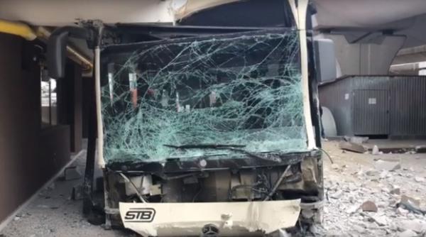 accident stb in capitala compania neaga ca autobuzul care a intrat intr un bloc a ramas fara frane