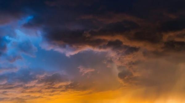 cod portocaliu de caderi de grindina si averse torentiale in localitati din patru judete marti dupa amiaza