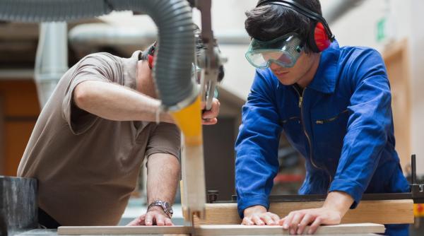 firmele chemate sa sprijine scolile