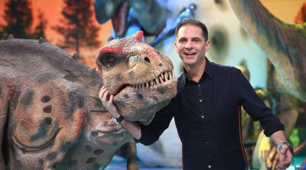 vedeta din spatele lui barack obama il socheaza pe dan negru la scena misterelor