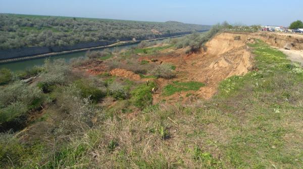 galerie foto o alunecare de teren ameninta casele de pe malul canalului dunare marea neagra