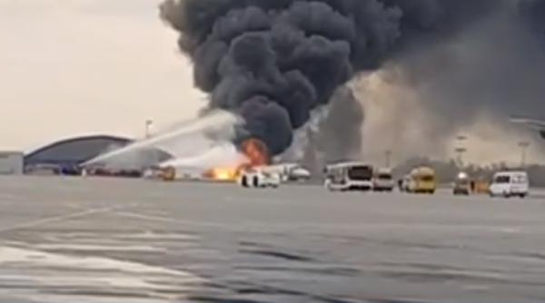 video avion in flacari pe un aeroport din moscova