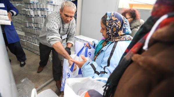 doar un sfert din saracii romaniei primesc pachete de la ue