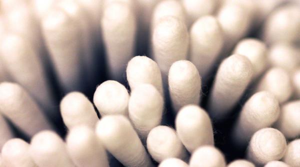 de ce nu trebuie sa ti cureti urechile cu betisoare de urechi