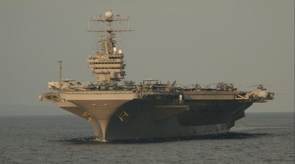 un portavion al sua pleaca la razboi cu iranul