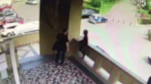 un pedofil din baia mare surprins pe camerele de supraveghere cum agreseaza un copil