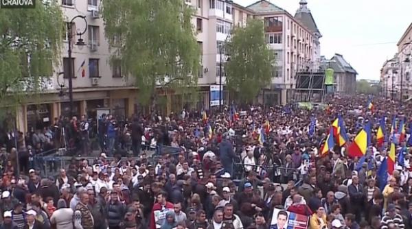 participantii la mitingul psd din iasi asteptati cu huiduieli de contramanifestanti la intrarea in piata unirii