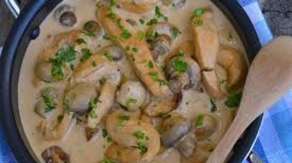 reteta zilei ciuperci cu pui in sos cremos de branza