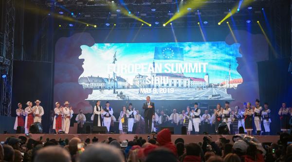 sibiu aproape 10 000 de oameni pe ploaie in piata summitului ue la spectacolul de folclor si concertul deliei