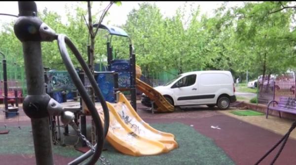 accident teribil in capitala un barbat a intrat cu masina in parcul de joaca