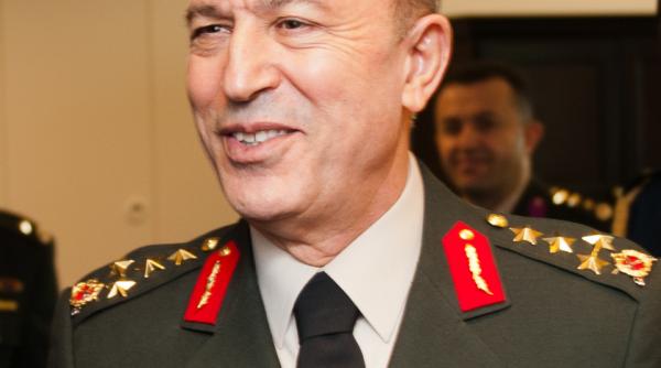 ministrul turc al apararii cere armatei siriene sa opreasca atacurile in nord vestul siriei