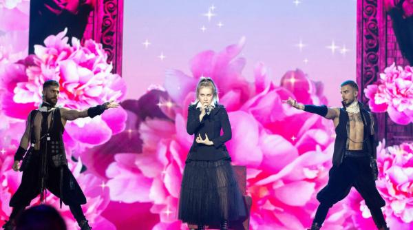 reprezentanta romaniei la eurovision 2019 ester peony a stralucit la deschiderea oficiala