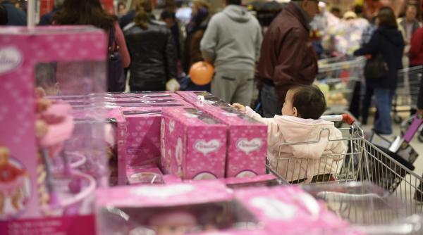 nimic nu ii mai opreste romanii dependenti de cumparaturi