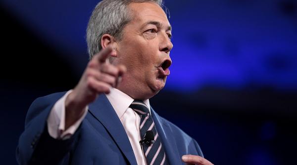 liderul partidului britanic pentru brexit a fost atacat cu un milkshake