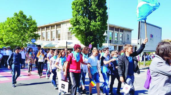 inapoi in comunism elevii luati cu japca la ziua constantei