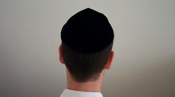 germania comisarul pentru combaterea antisemitismului ii avertizeaza pe evrei sa nu poarte kippah in public