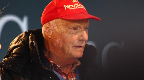 sepci rosii in semn de omagiu pentru niki lauda la mp al principatului monaco
