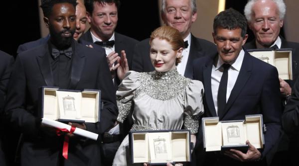 cannes trofeul palme d or a fost castigat de pelicula parasite a cineastului sud coreean bong joon ho