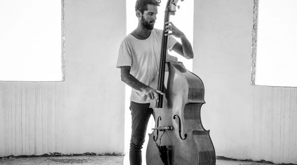 muzicianul grec petros klampanis sustine un workshop gratuit de contrabas la teatrelli