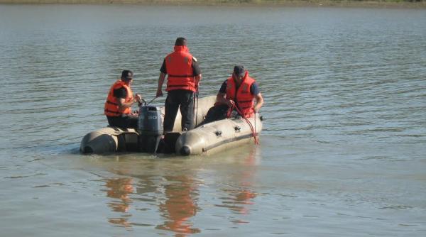 prahova salvatorii cauta o persoana disparuta in raul ialomita pe mal a fost gasita o pereche de papuci