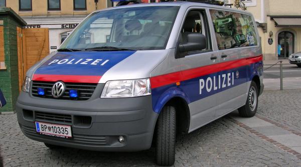 o femeie impreuna cu cele doua fiice ale ei descoperite decedate din cauza foamei in apartamentul lor