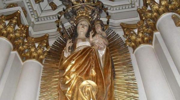 statuia facatoare de minuni a fecioarei maria de la sumuleu ciuc va fi dusa la altarul de unde papa va oficia liturghia