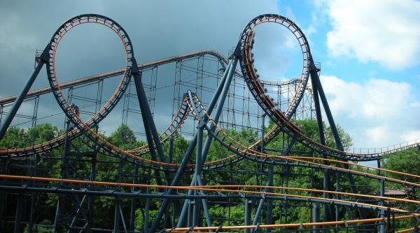 un baietel de doar 6 ani a fost aruncat dintr un carusel in miscare copilul a cazut de la 9 metri inaltine