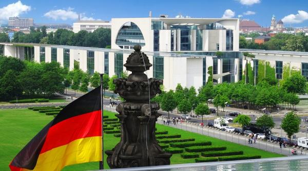 germania activisti ecologisti s au legat cu lanturi de grilajul cancelariei pentru a denunta o catastrofa climatica