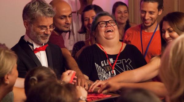 spectacolul imersiv liar muzeul minciunilor in seria teatrala de la icr new york