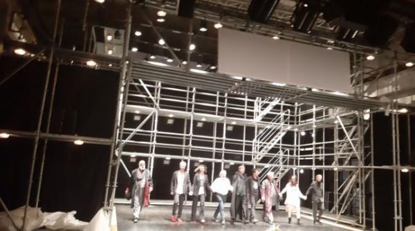 hamlet ul regizorului lev dodin aplaudat si ovationat minute in sir