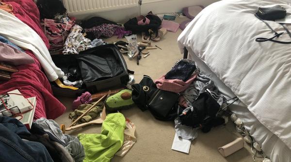 un celebru prezentator si a facut de ras fiica pe twitter din cauza camerei sale dezordonate