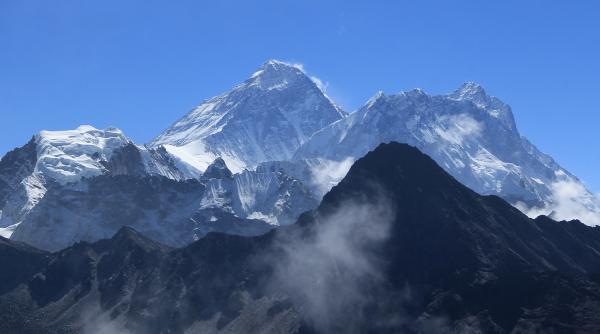 un numar record de alpinisti au ajuns in 2019 pe varful everest