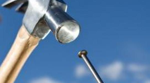 un barbat si a batut doua cuie in cap pentru a sinucide ce s a intamplat cu el dupa interventia medicilor