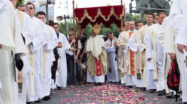 procesiune cu preasfantul sacrament pe strazile din centrul bucurestiului