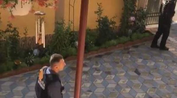 scene incredibile in baia de arama o fata de 9 ani ridicata de mascati