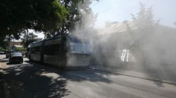 panica pe o strada din ploiesti dupa ce un troleibuz a luat foc in mers