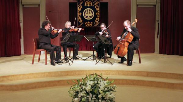 suita de evenimente organizate la palatul regal din madrid pentru marcarea finalului presedintiei romane la consiliul uniunii europene si a 90 de ani de la vizita reginei maria in regatul spaniei