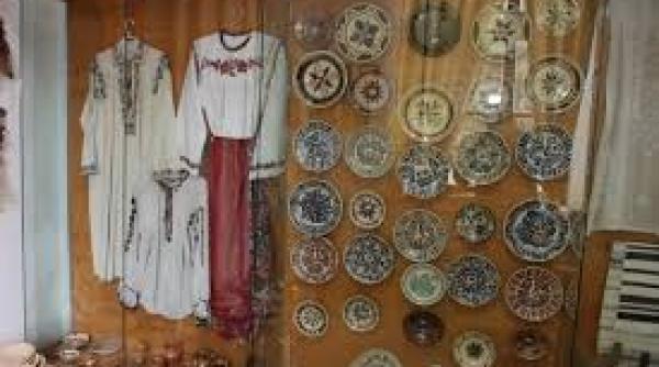 ii covoare icoane si papusi lucrate manual la targul de sfintii apostoli petru si pavel de la muzeul satului