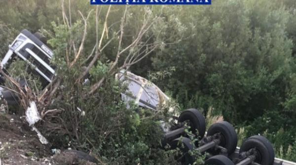 un tir plin cu ciocolata s a rasturnat in raul olt