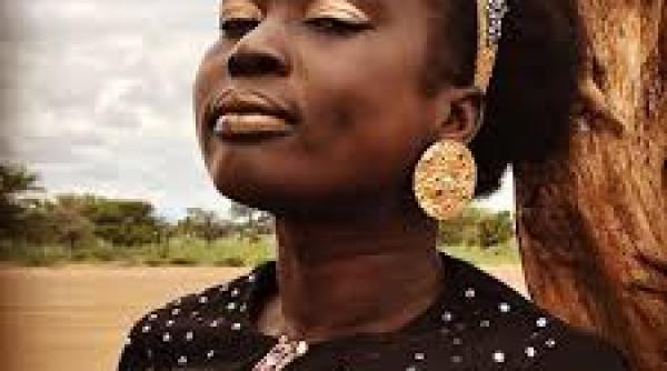 dezvaluiri socante ale unei cunoscute cantarete a fost violata prima oara la varsta de 10 ani de un politist am pierdut numaratoarea violurilor