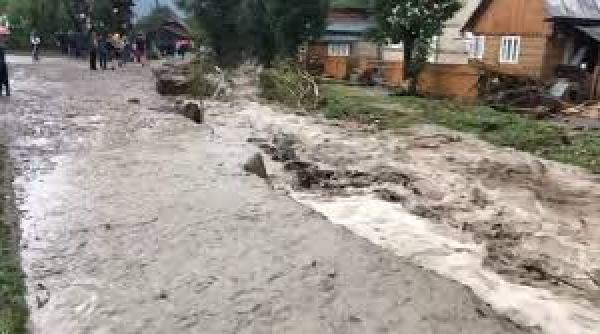 o femeie a fost surprinsa de o viitura la rucar