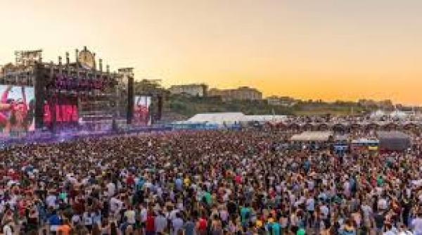 peste 55 000 de participanti in prima seara a festivalului neversea