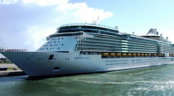 un bebelus a fost scapat de la etajul 11 al unui vas de croaziera