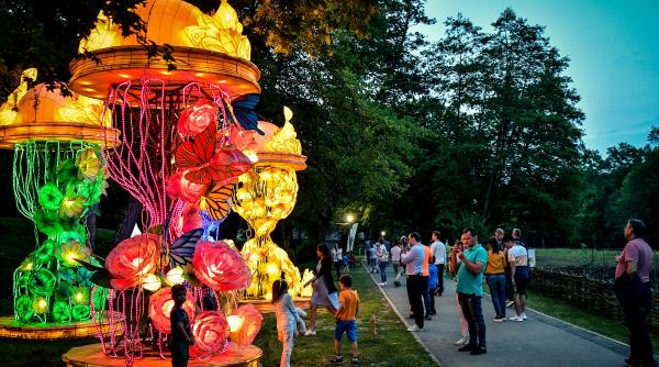 fits recomanda o plimbare nocturna in muzeul satului