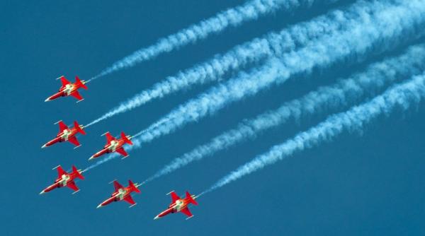 elvetia avioane de lupta ofera un spectacol aerian deasupra orasului gresit