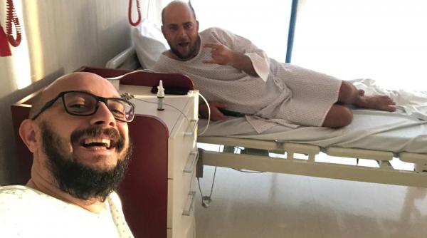 prezentatorul si regizorul show ului te cunosc de undeva cosmin selesi si catalin bugean pe patul de spital