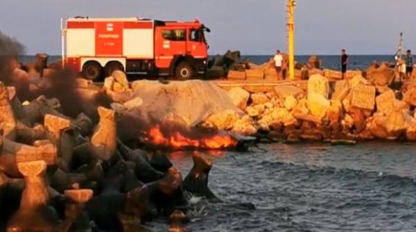 alerta in eforie nord o salupa a luat foc in port