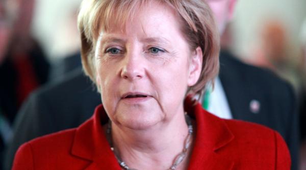 angela merkel a stat jos la intonarea imnurilor nationale la primirea maiei sandu